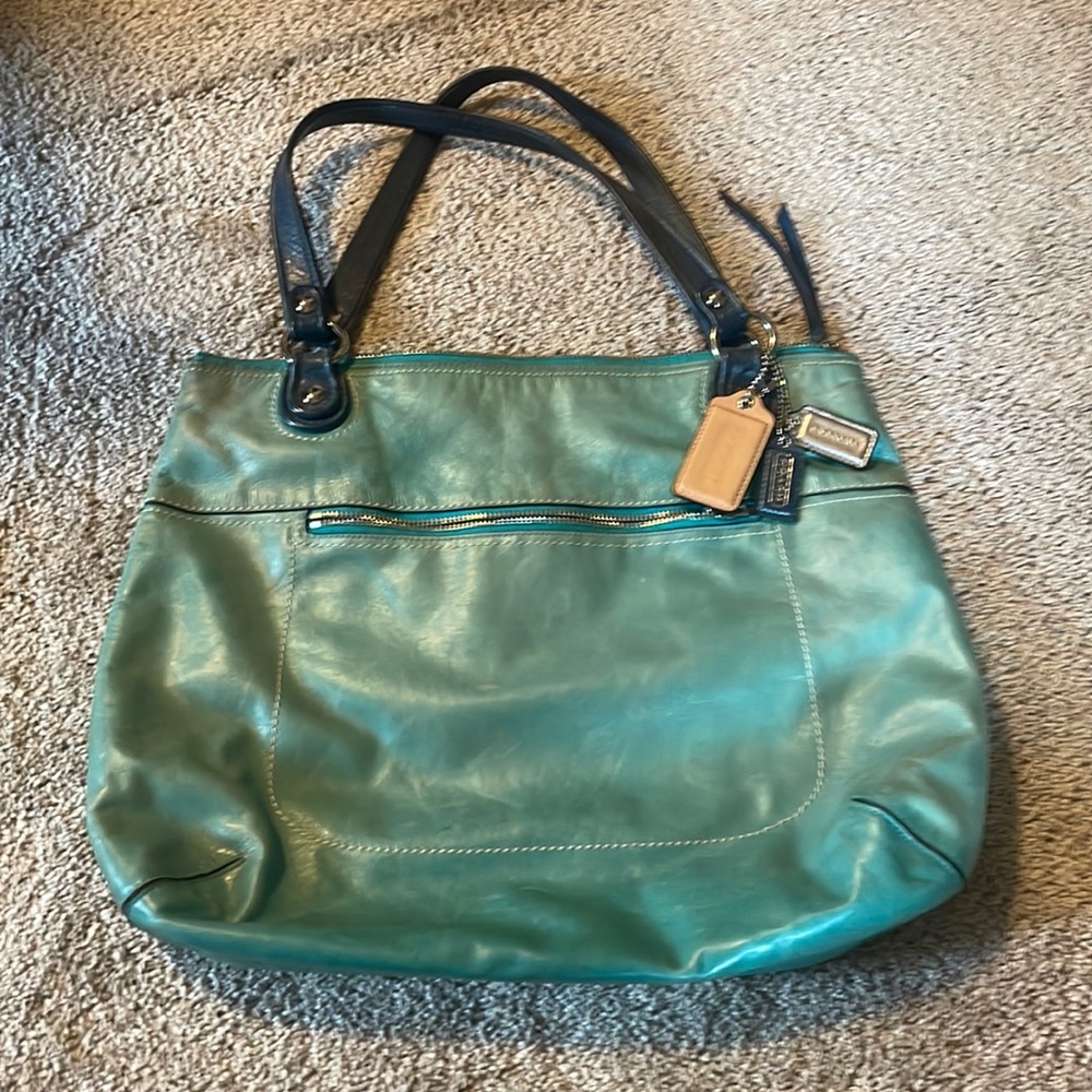 Coach purse in a great color combination!!